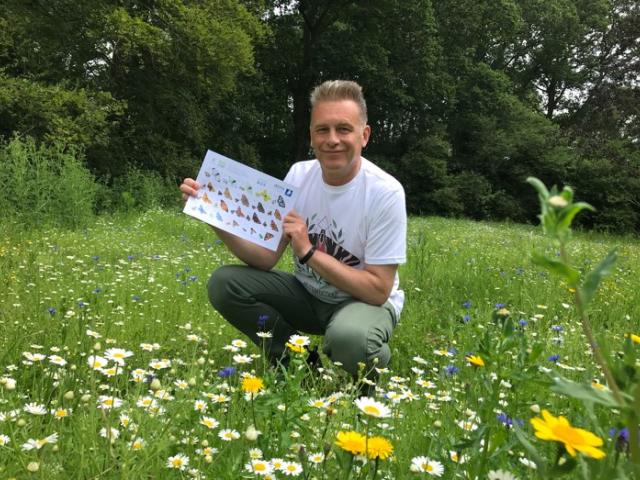 Chris Packham with ID guide