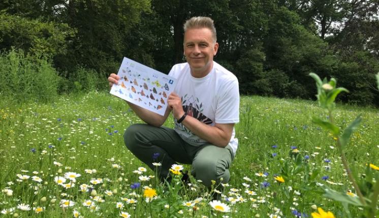 Chris Packham with ID guide
